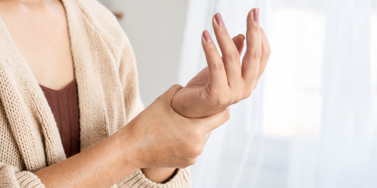 Soulager l'algodystrophie avec la kinésithérapie, les massages et les huiles essentielles