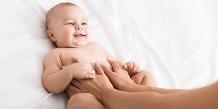 Masser bébé pour combattre son stress et ses troubles digestifs