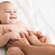 Masser bébé pour combattre son stress et ses troubles digestifs