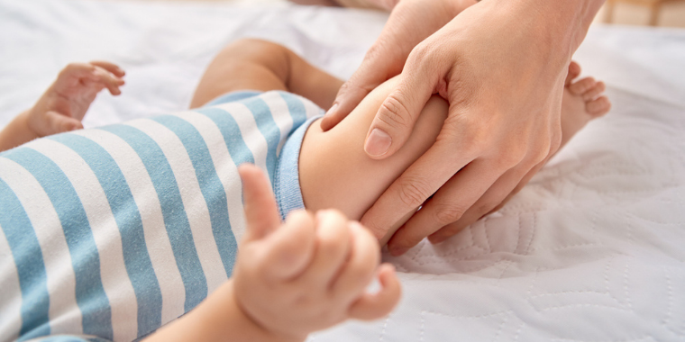 La microkinésithérapie pour soigner les maux des bébés